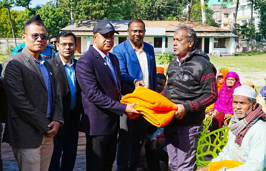 RMP Police Commissioner Distributes Blankets to the Needy in Rajshahi